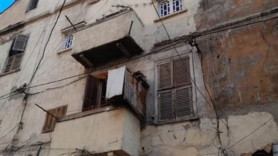 انهيار أجزاء من عقار بالعطارين في الإسكندرية 