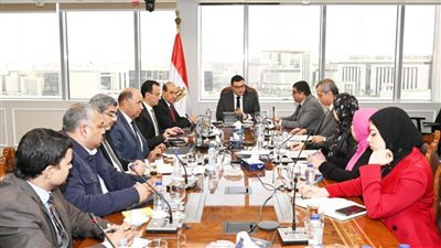 وزير الإسكان يتابع مشروعات تطوير أرض مطار إمبابة