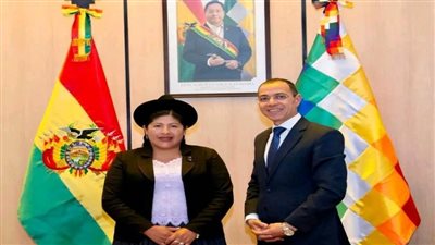 سفير مصر بلاباز يبحث مع وزيرة الثقافة البوليفية تنظيم أكبر معرض للمستنسخات الفرعونية 