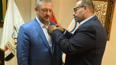 ياسر إدريس يمنح رئيس اللجنة البارالمبية الدولية قلادة اللجنة الأولمبية المصرية 