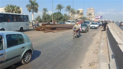 انقلاب سيارة محملة بكمر حديد بالطريق الزراعي في القليوبية 