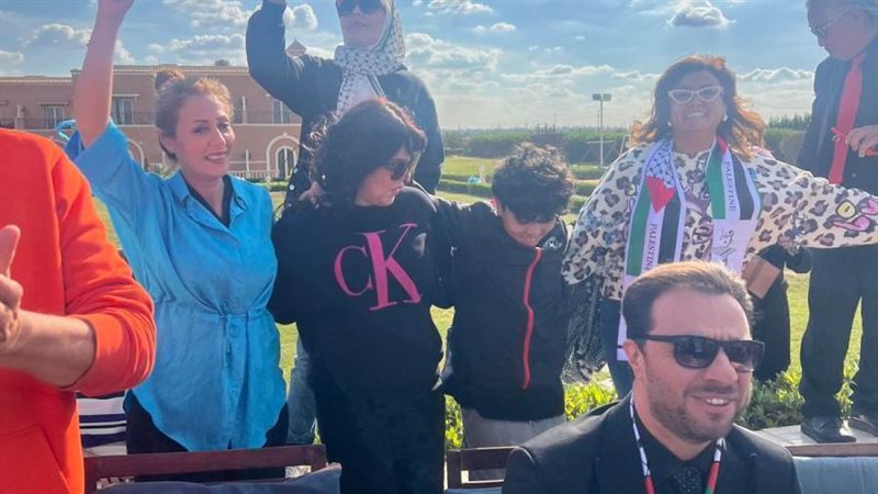 نجوم الفن يتفاعلون