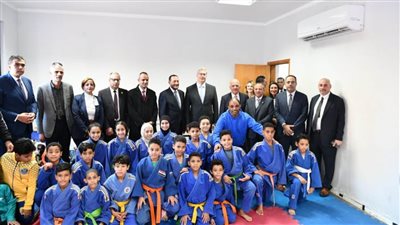 وزير البترول يتفقد المشروعات التنموية التي شارك فيها القطاع 