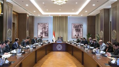 رئيس الوزراء يتابع موقف توفير الاحتياجات المالية لـ 