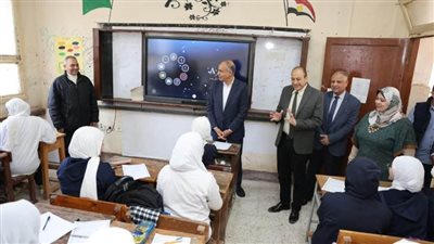 محافظ المنيا يتفقد مدرسة الثانوية بنات بملوي لمتابعة سير العملية التعليمية