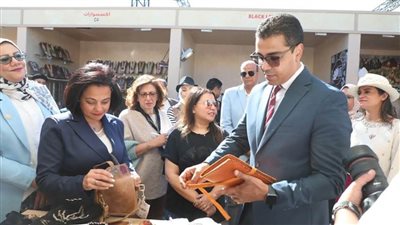 نائب محافظ البحر الأحمر تتفقد معرض ديارنا للحرف اليدوية والتراثية بالغردقة (صور)