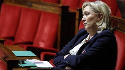  لوبان تهدد بإسقاط الحكومة الفرنسية بسبب الميزانية