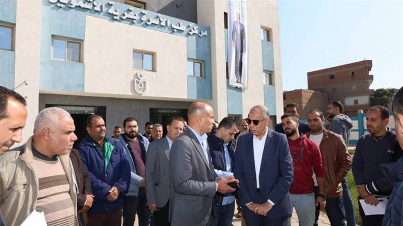 محافظ المنيا خلال