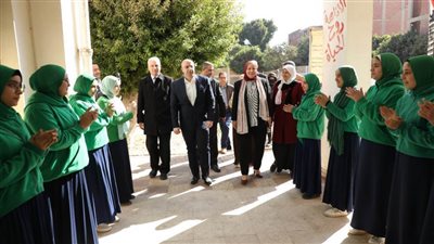 محافظ بني سويف يتفقد انتظام العملية التعليمية بمدرسة بني عدي الثانوية