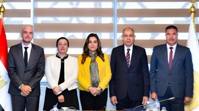 وزيرا التنمية المحلية والبيئة ومحافظ المنيا يشهدون توقيع عقد تشغيل مصنع تدوير المخلفات بتونا الجبل 