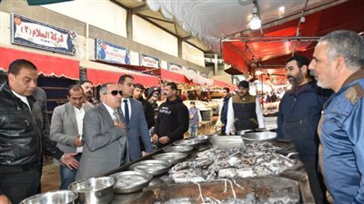 محافظ بورسعيد يتفقد «سوق السمك» ويوجه بعدم المغالاة في الأسعار 