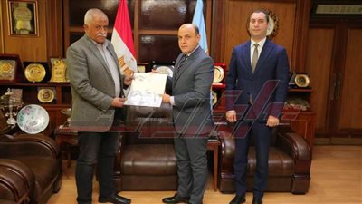 محافظ كفر الشيخ يكرم مدير عام مركز العمليات وإدارة الأزمات