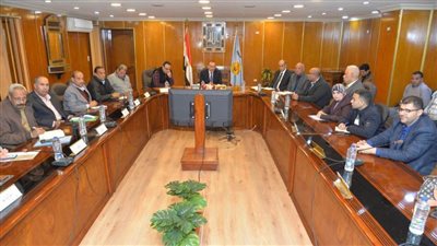 محافظ أسيوط يناقش تعظيم الاستفادة من المشروعات الصغيرة