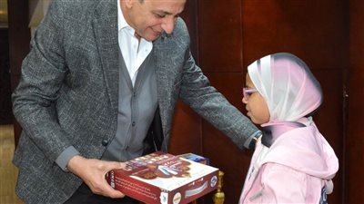  بالصور.. محافظ الغربية يلبي طلب طفلة ويهديها مصحفًا إلكترونيًا لتيسير حفظ القرآن الكريم