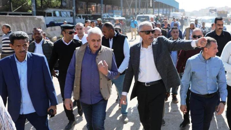 محافظ أسوان أثناء