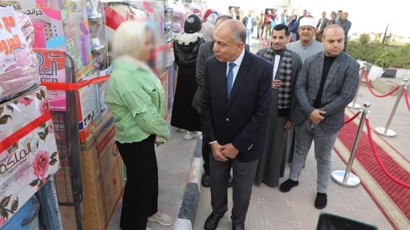 محافظ المنيا يسلم