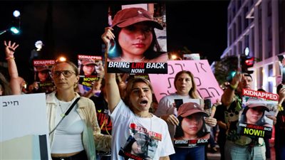 أقارب الرهائن الإسرائيليين يقولون إن ذويهم لن يبقوا على قيد الحياة لحين تنصيب ترامب