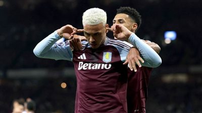 أستون فيلا يعدل وضعيته بثلاثية في شباك برينتفورد