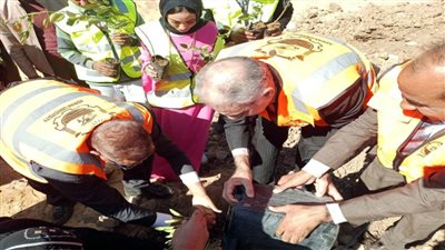 مبادرة زراعة 100 مليون شجرة مثمرة تستكمل فعالياتها بدير الأنبا هدرا بغرب أسوان 