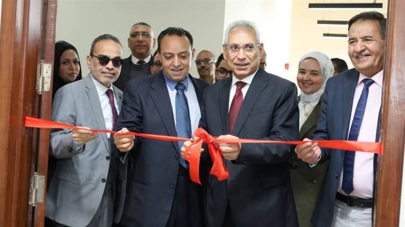 رئيس الجامعة يفتتح