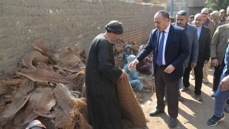 محافظ أسيوط أثناء