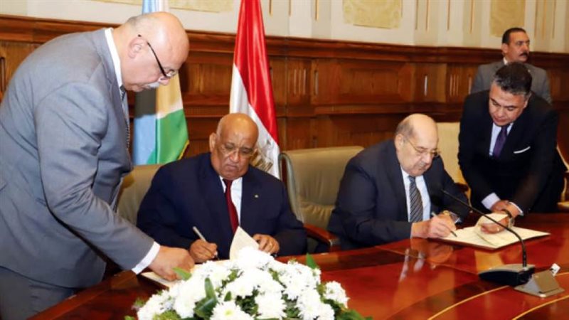 أثناء توقيع المذكرة