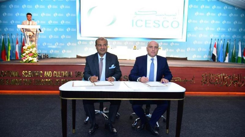 خالد حنفي خلال توقيع