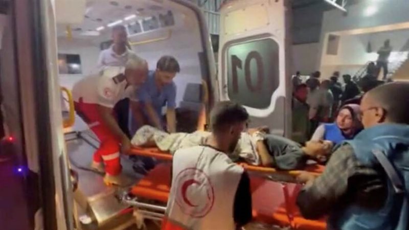 مسعفون ينقلون جرحى