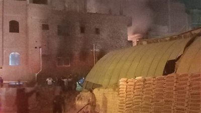 بالصور.. اندلاع حريق هائل فى بنايات سكنية بشارع السماد شرق أسوان وإصابة فتيات باختتاقات 