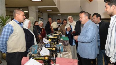 محافظ أسيوط يسلم فرنا منزليا و36 ماكينة خياطة بمشتملاتها للسيدات الأرامل والمعيلات وذوات الهمم 