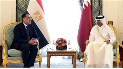 أمير قطر يستقبل رئيس الوزراء خلال مشاركته في مؤتمر الدوحة 