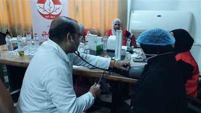 توقيع الكشف الطبي على 45 عاملًا بأسيوط 