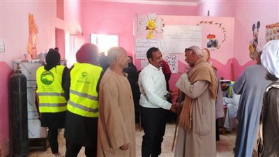 قافلة الطبية لأمراض العيون بمدينة الرديسية بأسوان توقع الكشف الطبي وتوفر نظارات لـ156 حالة