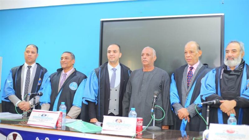 الباحث مع لجنة المناقشه