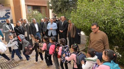 محافظ أسيوط يتفقد مدرسة العبور الابتدائية المشتركة بقرية الشامية لمتابعة سير العملية التعليمية