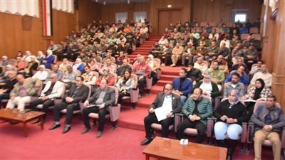 رئيس مصنع «300 الحربي» يجتمع بالعاملين لمتابعة المشروعات الجاري تنفيذها