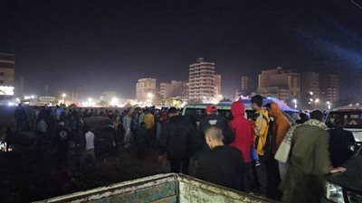 سقوط سيارة ميكروباص محملة بالركاب في الترعة الإبراهيمية بأسيوط 