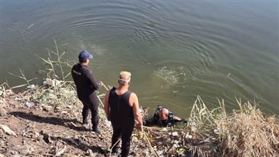 قوات الإنقاذ النهري تواصل البحث عن ضحايا سقوط سيارة ميكروباص بالترعة الإبراهيمية بأسيوط