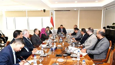 وزير الإسكان يوجه بتنويع مصادر تمويل هيئة المجتمعات 