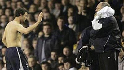 ضرب وإحباط وإلقاء القميص.. أبرز مشاهد تأثر اللاعبين بعد القرارات الغريبة للمدربين