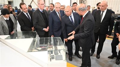 الوزير يفتتح خط إنتاج اكشاك الكهرباء المدمجة المخصصة للتصدير وخط الطلاء الكهربائي الحديث