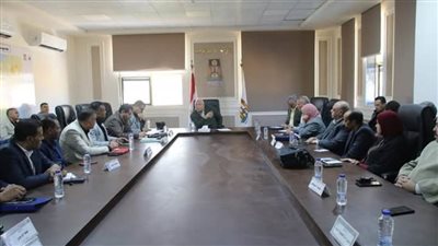 محافظ الوادي الجديد يُتابع سير العمل في مقر المحافظة بالعاصمة الإدارية الجديدة