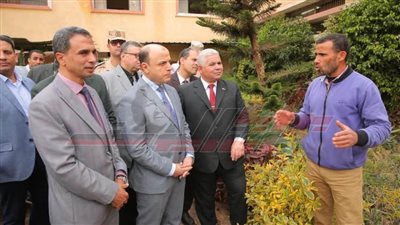 محافظ كفر الشيخ ووكيل التعليم يتفقدان قسم نباتات الزينة بالمدرسة الثانوية