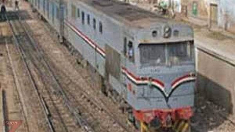قطار يصدم شخصين