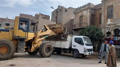 حملات مكثفة للنظافة وصيانة دورية لأعمدة الإنارة بـ ٧ مراكز بالمنيا