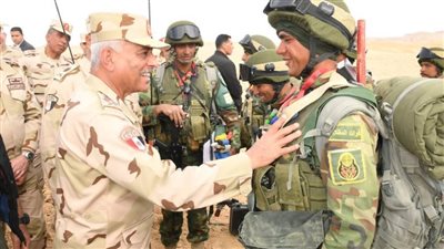 عاجل.. وزير الدفاع يشهد المشروع التكتيكي بجنود 