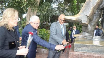 محافظ القليوبية وسفير أذربيجان بالقاهرة يضعان أكليلا من الزهور على تمثال الزعيم بالقناطر الخيرية