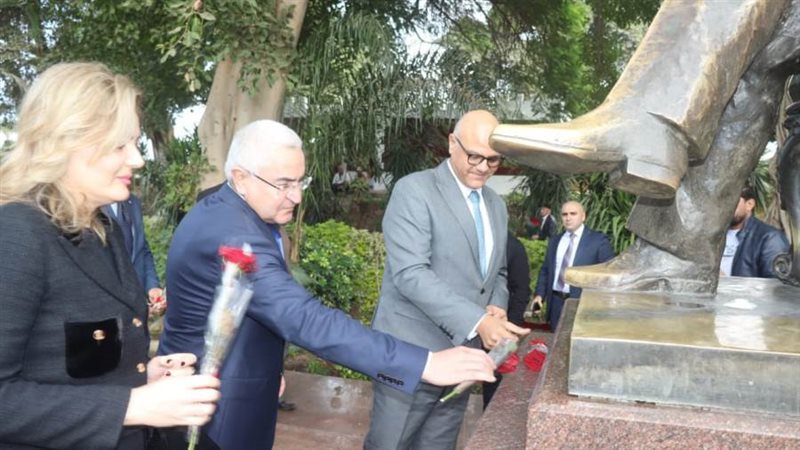 وضع الزهور على تمثال