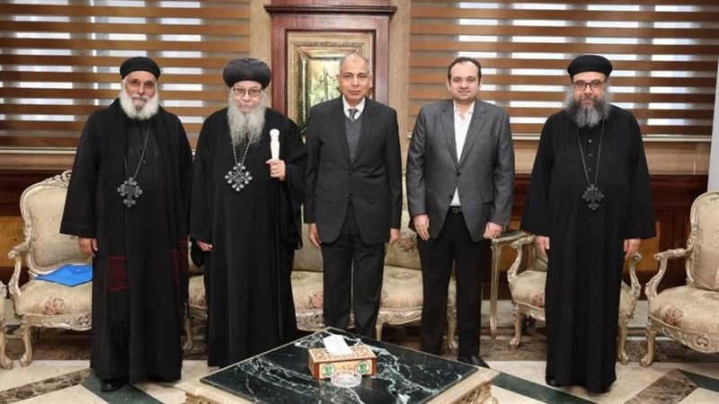 محافظ المنيا واسقف