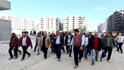 وزير الإسكان يتفقد اللمسات النهائية لأنظمة التشغيل بأبراج المنطقة الشاطئية